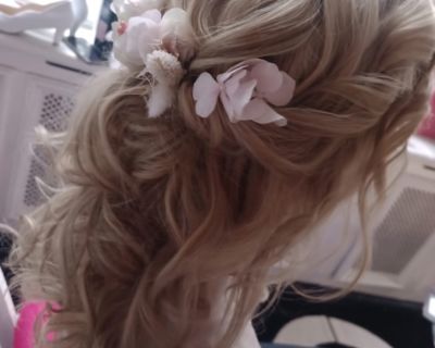 Halboffene Hochsteckfrisur mit Locken und Blumen für Hochzeit, Blonde Haare