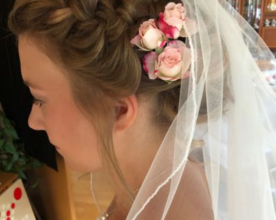 Geflochtene Hochsteckfrisur mit Blumen und Brautschleier für Hochzeit, Braune Haare