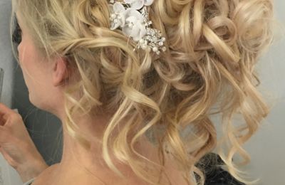 Blonde Hochsteckfrisur mit Locken und Schmuck für Hochzeit