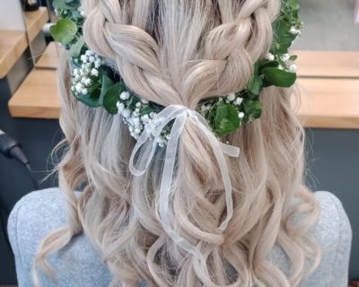 Offene Frisur mit Locken und Blumenkranz für Hochzeit, Blonde Haare