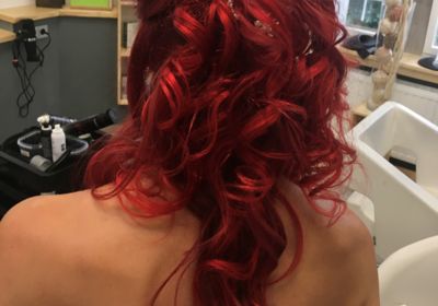 Halboffene Hochsteckfrisur mit Locken und Schmuck für Hochzeit, Rote Haare