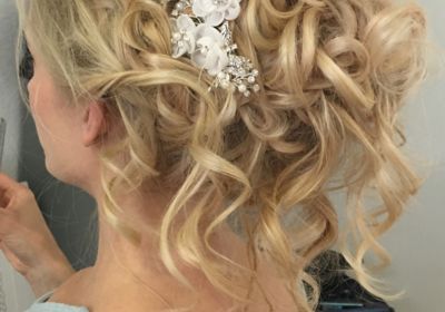 Blonde Hochsteckfrisur mit Locken und Schmuck für Hochzeit