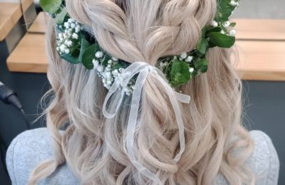 Offene Frisur mit Locken und Blumenkranz für Hochzeit, Blonde Haare