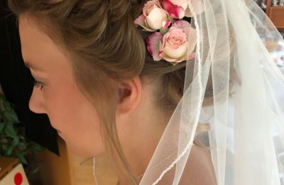 Geflochtene Hochsteckfrisur mit Blumen und Brautschleier für Hochzeit, Braune Haare