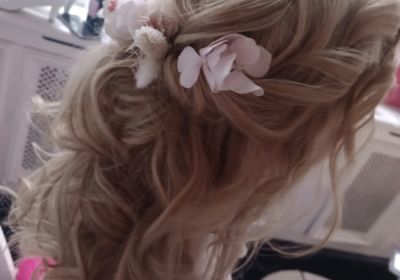 Halboffene Hochsteckfrisur mit Locken und Blumen für Hochzeit, Blonde Haare