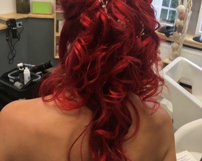 Halboffene Hochsteckfrisur mit Locken und Schmuck für Hochzeit, Rote Haare