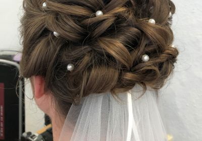 Hochsteckfrisur mit Perlen und Brautschleier für Hochzeit, Braune Haare